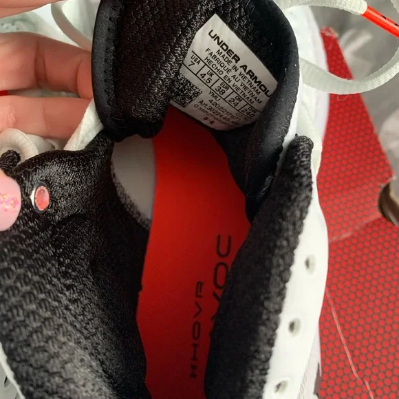 🤍UA basketball shoes sz7W🤍 - Picture 7 of 8